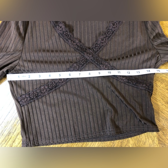 Ribbed Cropped Lace V-Neck Top Large - Picture 3 of 5